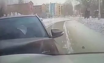 Шестилетний ребенок за рулем Toyota въехал в другую машину в Тыве