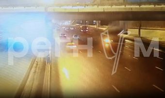 Водителя Mercedes, упавшего с эстакады на МКАД, до аварии могли лишить прав