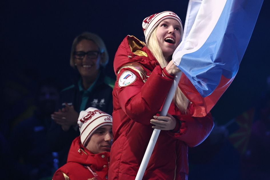 российские паралимпийцы с золотыми медалями радуются победе