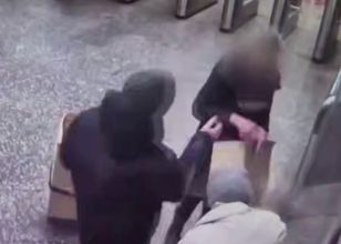 В метро Москвы женщину залили перцем из-за бесплатных газет