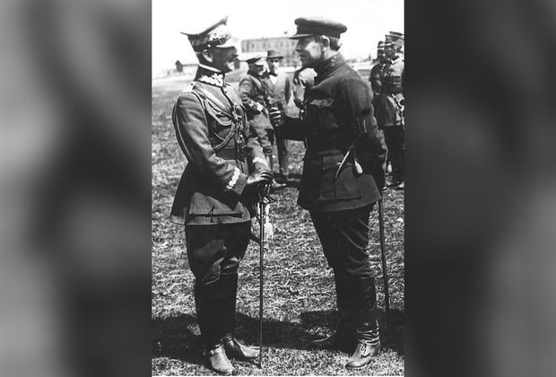 Польский генерал Антоний Листовский (слева) и Симон Петлюра (справа) после заключения польско-украинского альянса. 1920 год