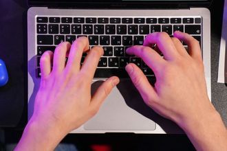 Иностранца выдворили из России за комментарий на Wildberries