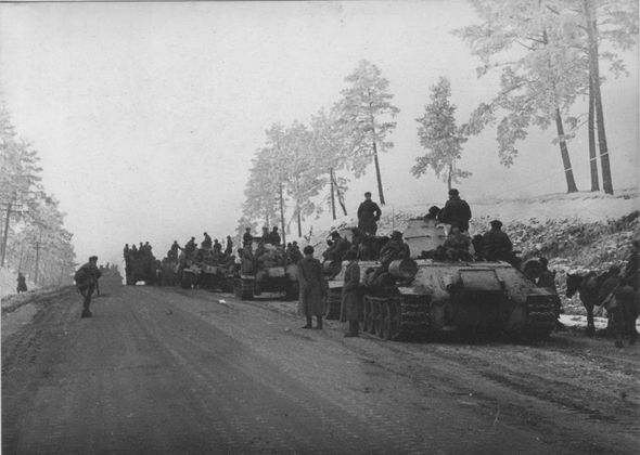 Танки Т-34 зимой 1943 года на Житомирском шоссе под Киевом