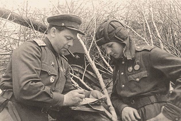 Командир 1-й Гвардейской танковой бригады В.М. Горелов ставит боевую задачу В. Бочковскому. 1944 год