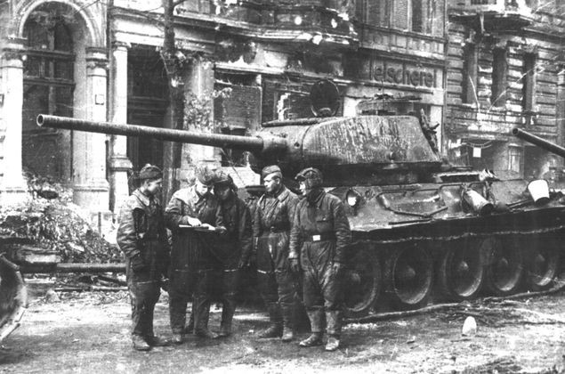 Танкисты 1-й гвардейской танковой бригады в Германии. 1945 год
