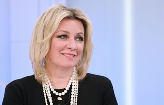 Захарова сравнила Зеленского и певицу Пугачеву с их «разрешениями»