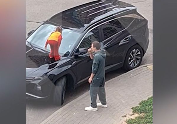 Пьяный мужчина провел свою дочь по крышам чужих машин в Подмосковье