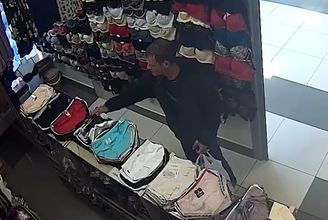 В Кузбассе мужчина похитил из магазина 39 женских трусов