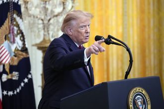 Трамп обвинил Зеленского и демократов в повышении цен на бензин в США