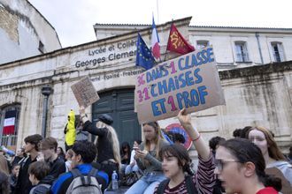 Макрон созвал экстренное совещание из-за протестов учащихся во Франции