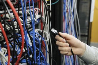 Здание с серверами минздрава загорелось при падении обломков дрона в Курске