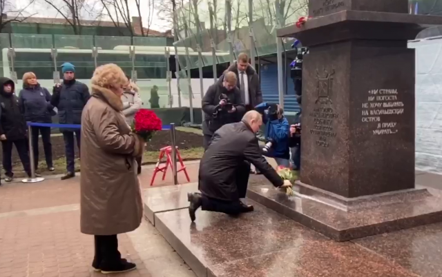 Памятник Анатолию Собчаку в Санкт-Петербурге. Памятник Собчаку на Васильевском острове. Надгробие первому мэру Санкт-Петербурга Анатолию Собчаку. Путин памятник Собчаку в Санкт-Петербурге.